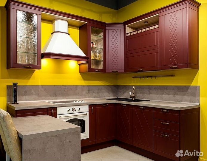 Кухня с каменным островом