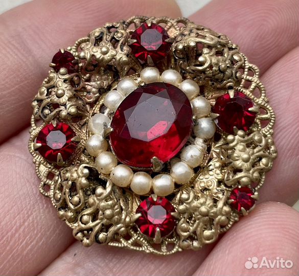 Красивая винтажная брошь с Красными камнями