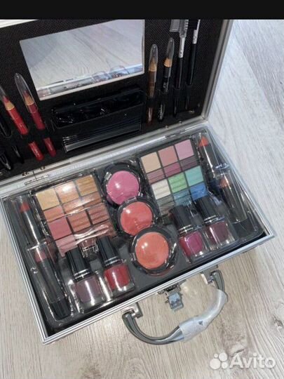 Набор декоративной косметики с кейсом, новый