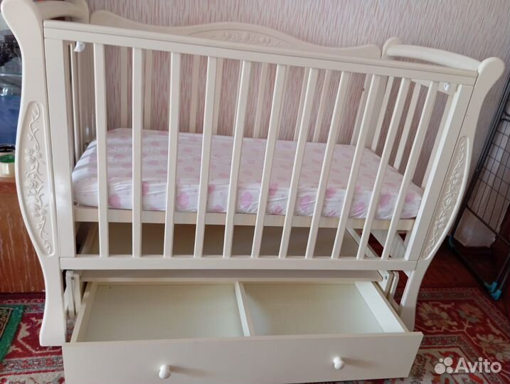 Кроватка для новорожденных с маятником