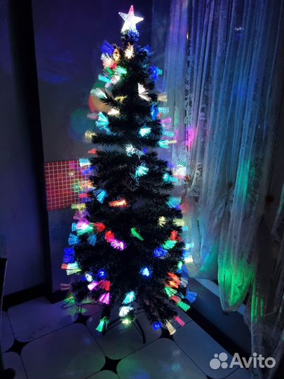 Елка искусственная заснеженная с шишками