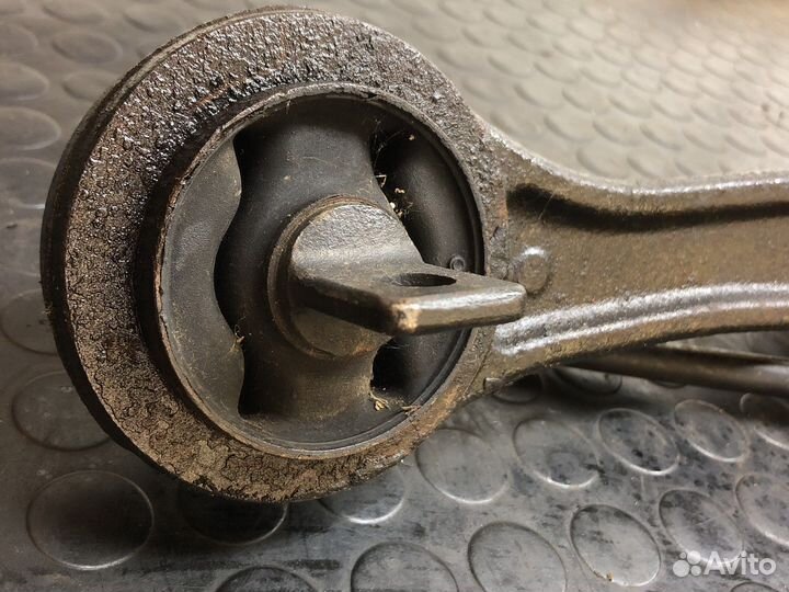 Кулак задний левый Mitsubishi Outlander XL