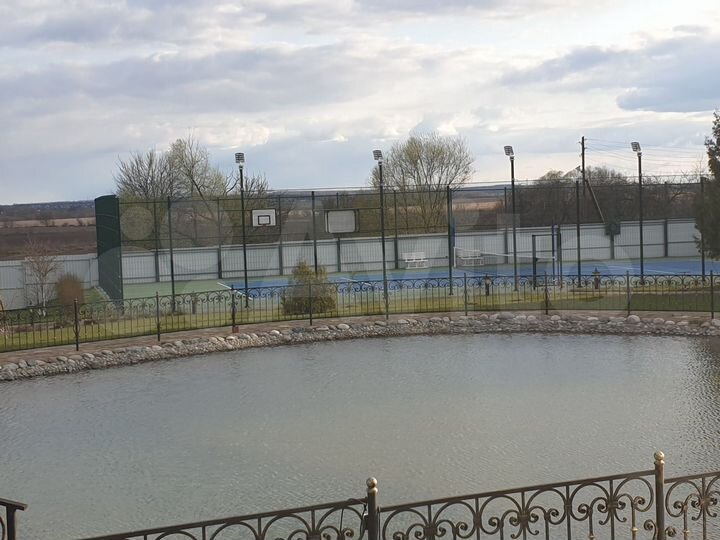 Коттедж 900 м² на участке 4 га