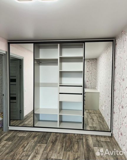 Шкаф-купе с зеркалом