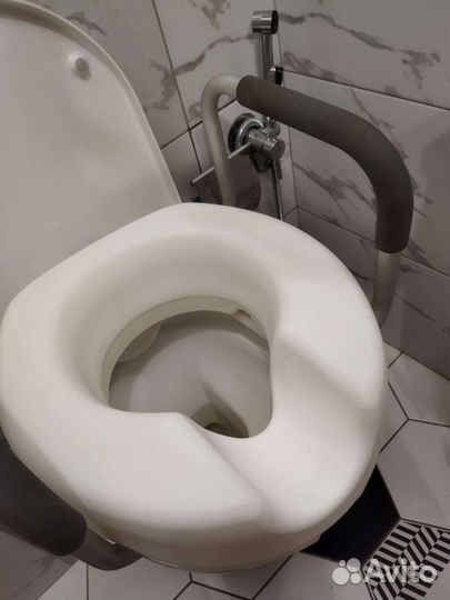 Насадка на унитаз для инвалидов новая