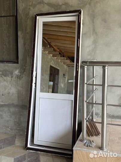 Пластиковая дверь