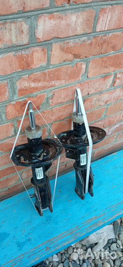 Передние амортизаторы Лада Веста