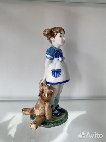 Фарфоровая девочка «Маша с мишкой»