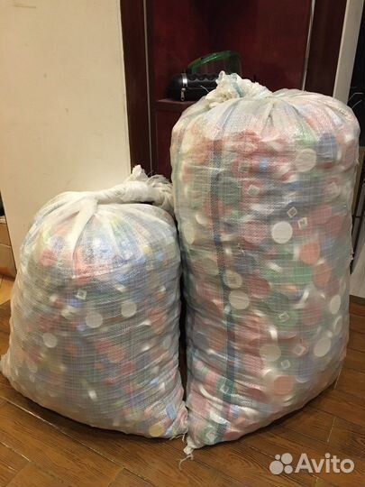 Крышки пластиковые много