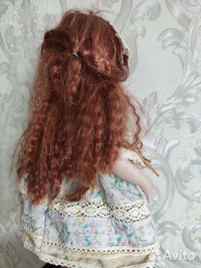 Кукла фарфоровая