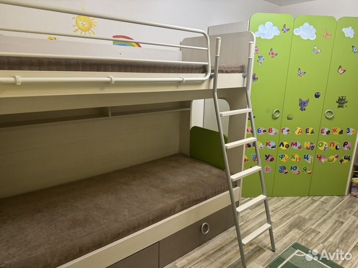 Мебель в детскую: кровать двухъярусная, шкаф