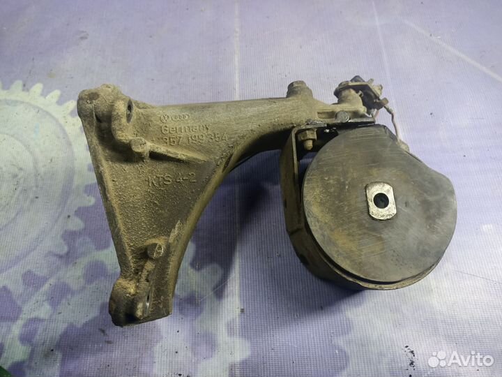 Опора двигателя правая Volkswagen Passat B3