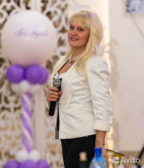 Ведущая Яна Снежина