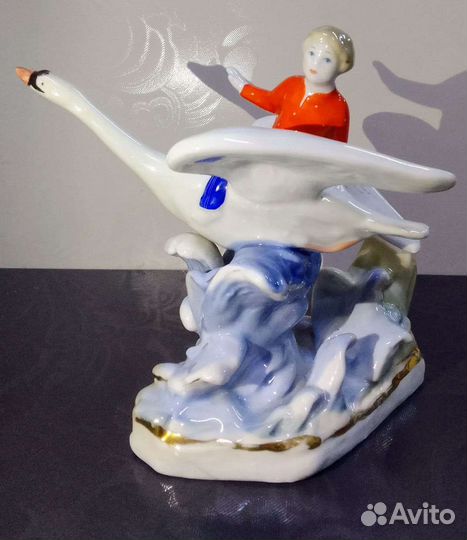 Фарфоровая статуэтка