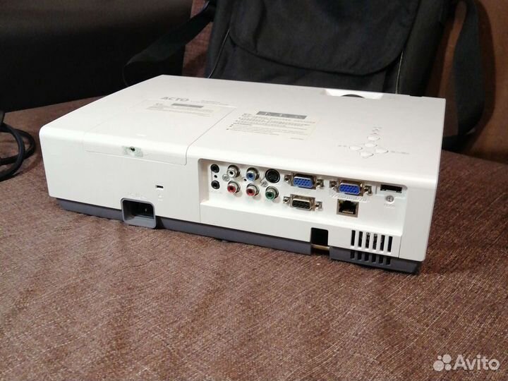 Аренда яркого проектора с экраном посуточно