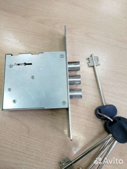 Дверной замок врезной