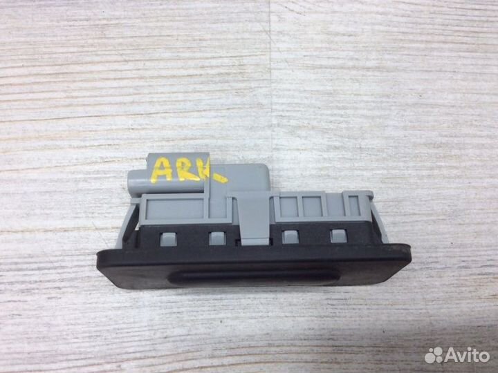 Кнопка открывания багажника Renault Arkana пробег