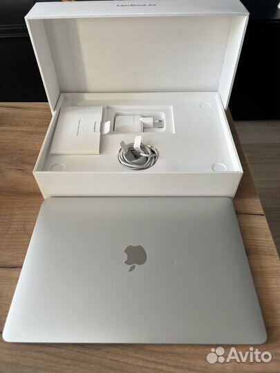 Macbook Air 13 2020 256gb i3