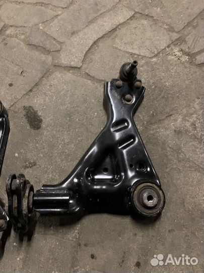 Рычаги передние нижние