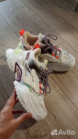 Женские кроссовки