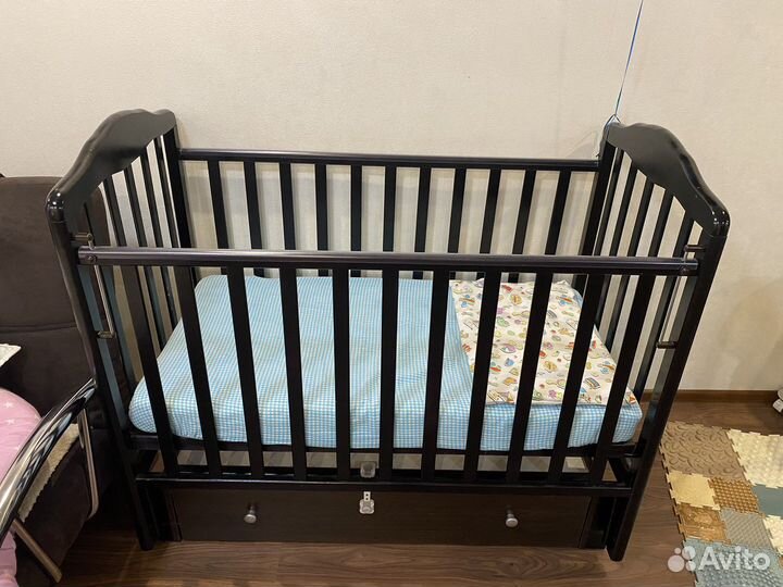 Детская кровать с маятником и ящиком