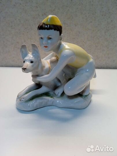 Фарфоровая статуэтка 