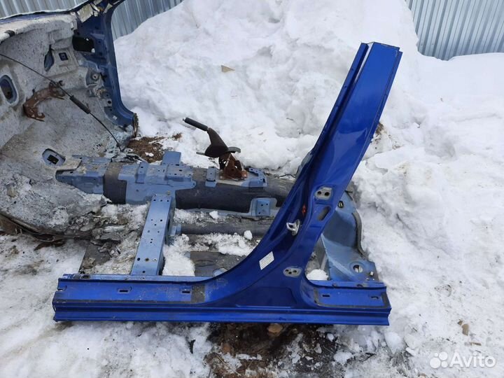 Левая центральная стойка mazda 3 bk седан