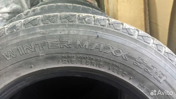 Dunlop Winter Maxx SJ8 215/65 R16 98T