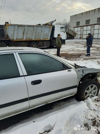 Mitsubishi carisma дверь
