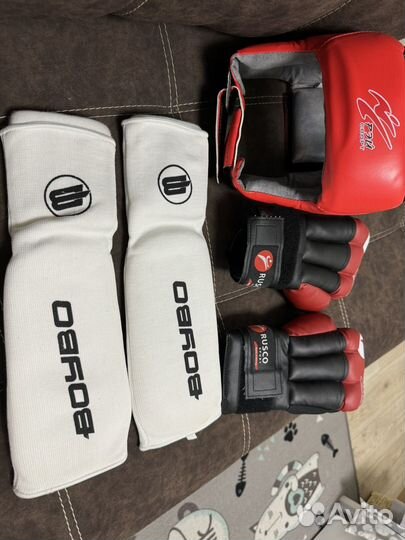Шлем, перчатки и защита для рукопашного боя