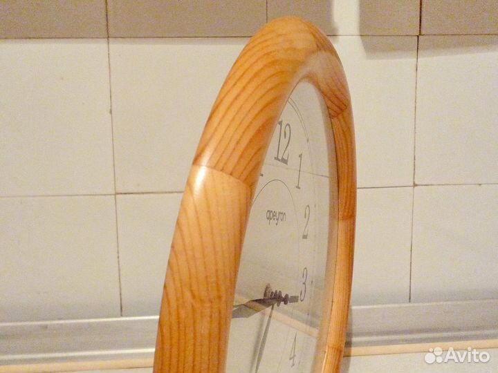 Часы электронные настенные в деревянном корпусе