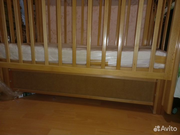 Детская кроватка с маятником и матрасом