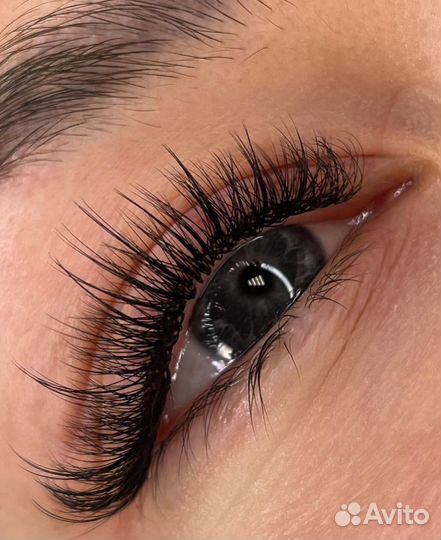 Мастер по наращиванию ресниц