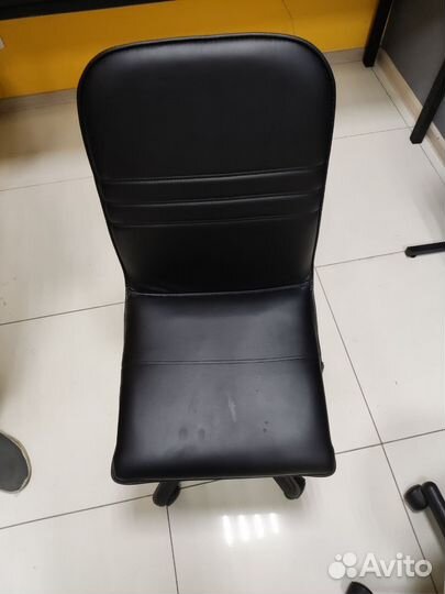 Офисное кожаное кресло