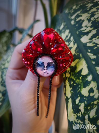 Брошь из бисера ручной работы матрёшка