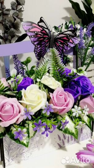 Корзина с букетом из пенных роз