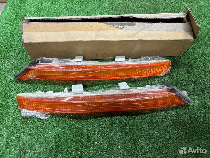 Поворотник передний Mitsubishi Lancer 1983-1986