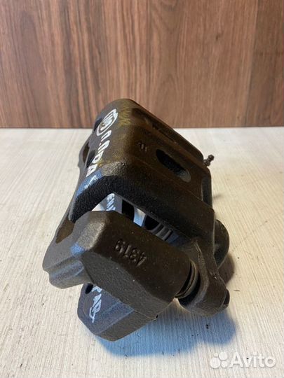 Суппорт передний правый Mitsubishi Outlander CU