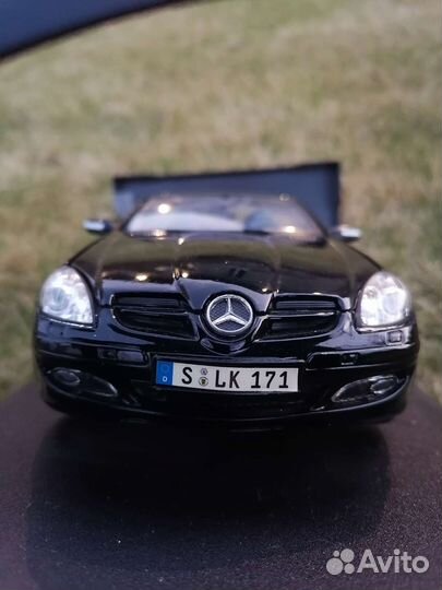 Модель mercedes slk 1:18 Maisto
