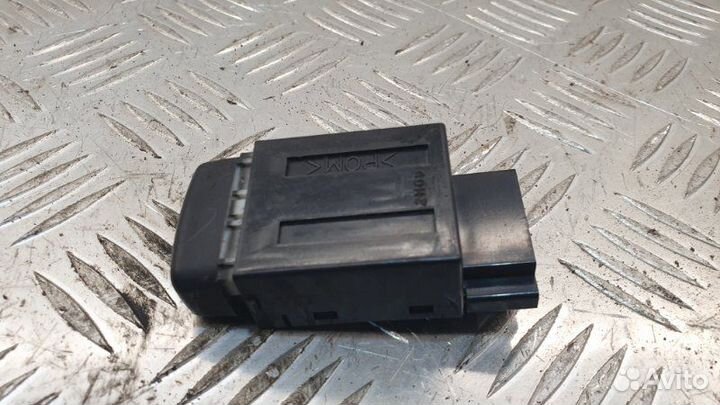 Кнопка парктроника Mitsubishi Chariot Grandis 2.4