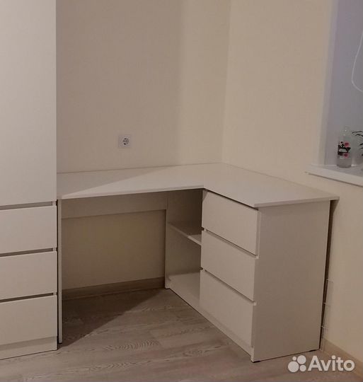 Угловой письменный стол