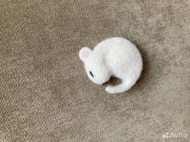 Валяная брошь