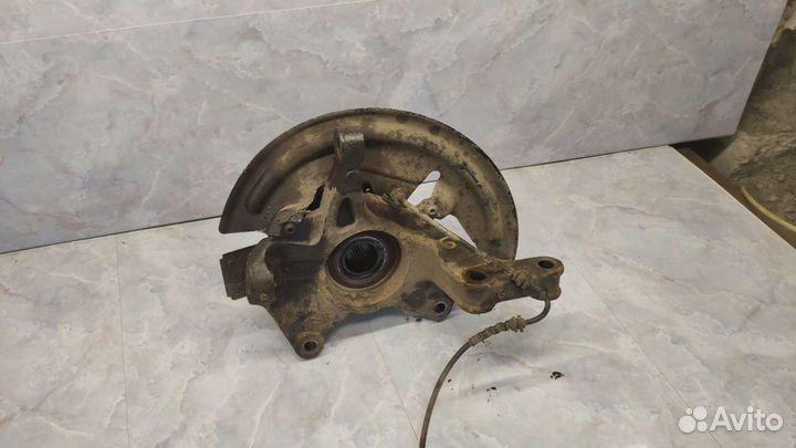 Поворотный кулак левый Renault Megan 3 Fluence