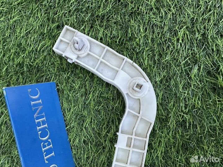 Крепление бампера заднее правое Suzuki