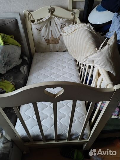 Детская кроватка с маятником, ящиком и матрасом