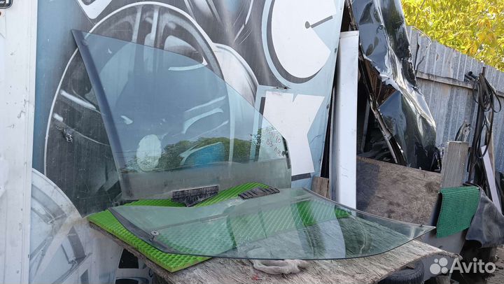 Боковые передние стекла Audi 80 B3