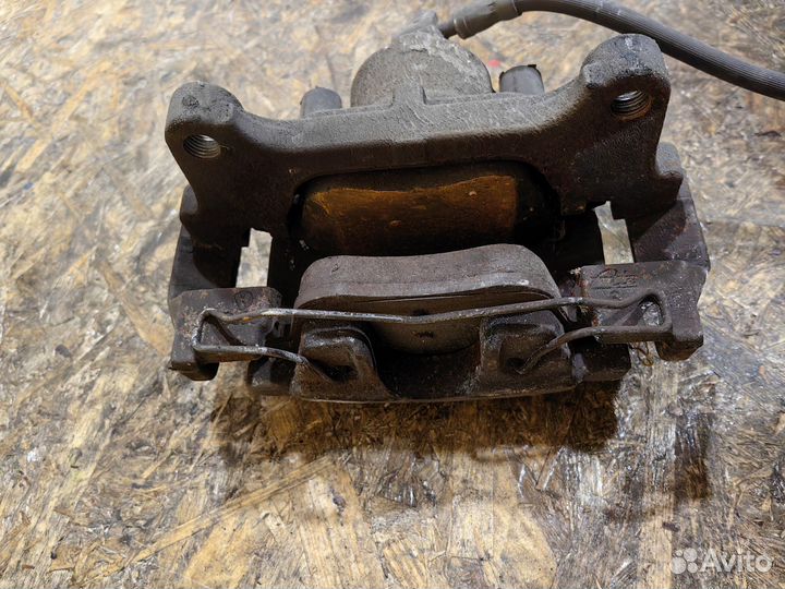 Суппорт Правый Передний Фольксваген Тигуан 1