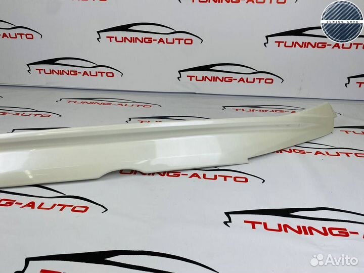 Спойлер под стекло Lexus LX570 Wald