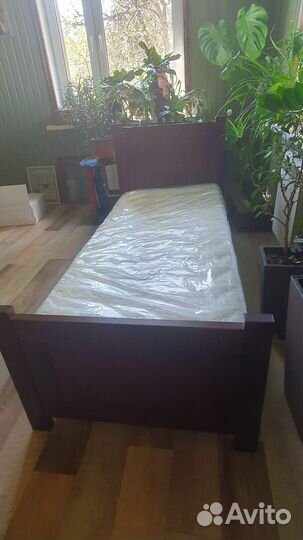 Кровать односпальная с матрасом
