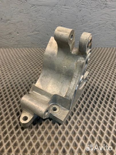 Кронштейн генератора Kia Carnival K5M 2.5 2005